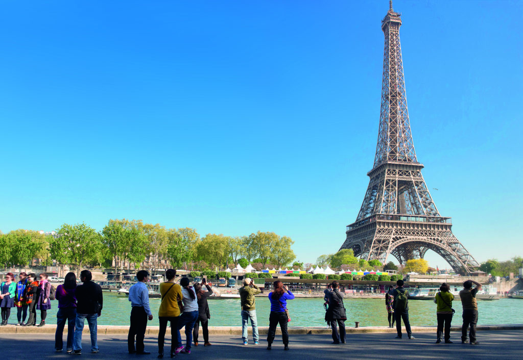 France. Paris 7ème arrondissement. Touristes devant la Tour Eiffel * France. Paris 7th district. Tourists in front of the Eiffel Tower