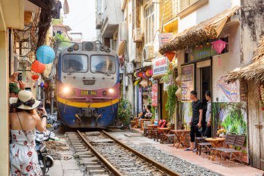 Voyage immersif au Vietnam - La rue du train Hanoi